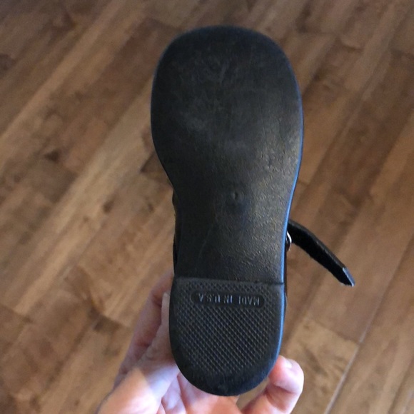 Beautiful patent leather shoes for a little one. Made In USA. Size 6.5 toddler - Picture 3 of 4